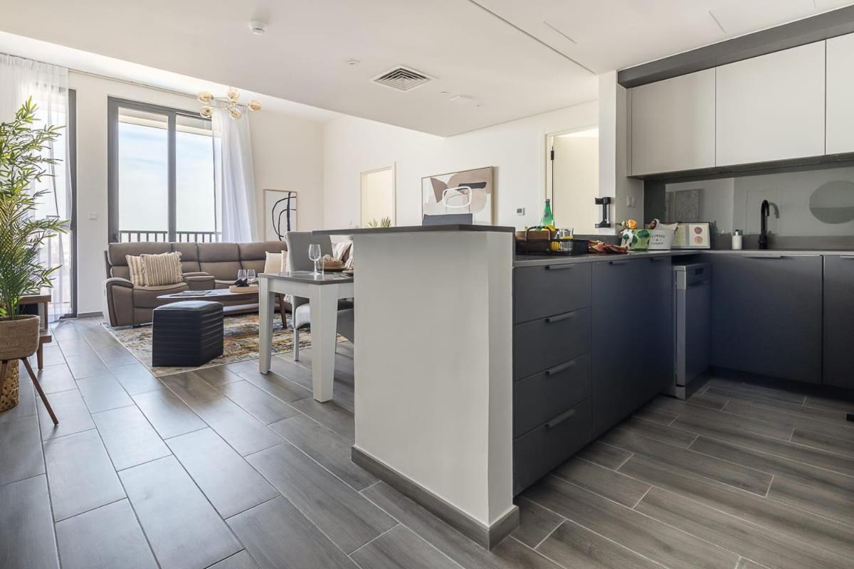 Frank Porter - Noor 3 Midtown Apartment