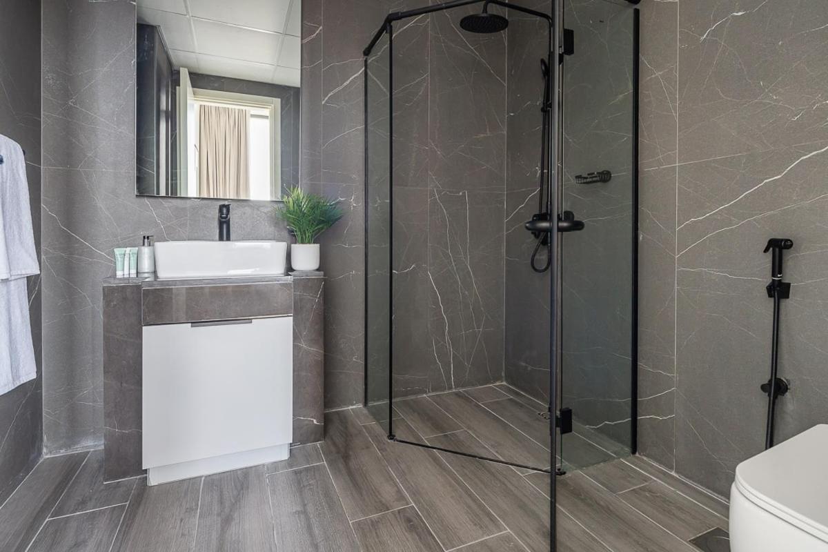 Frank Porter - Noor 3 Midtown Apartment